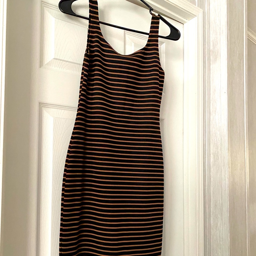 Small stripped black and cream/tan color .. has a little slice in the back